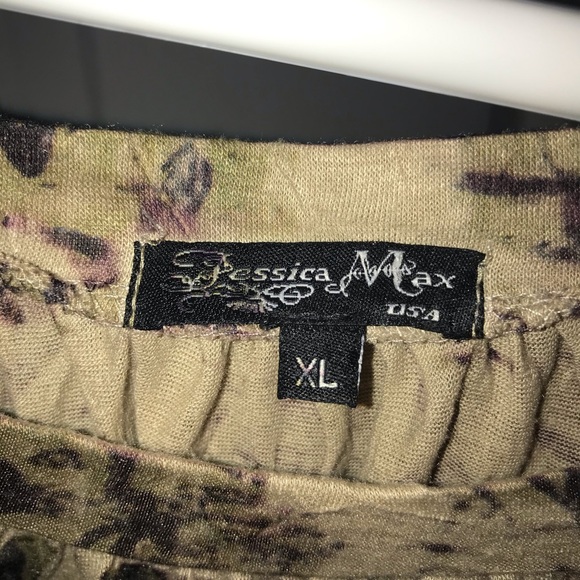 ✨CLEARANCE✨ Floral Top, cap sleeve - Picture 2 of 7